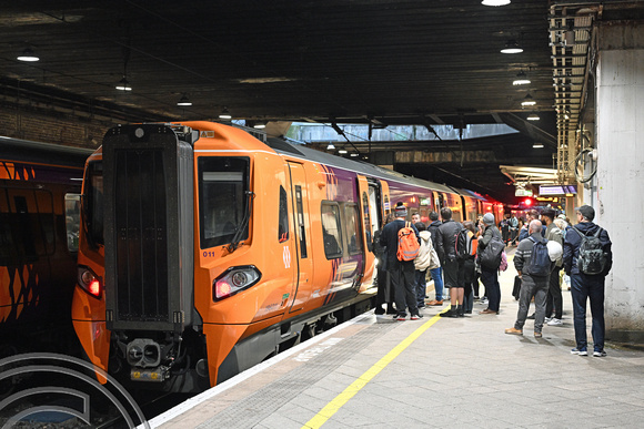 DG433070. 196011. 1J58. 1552 Birmingham New Street to Shrewsbury. Birmingham New St. 12.11.2024.