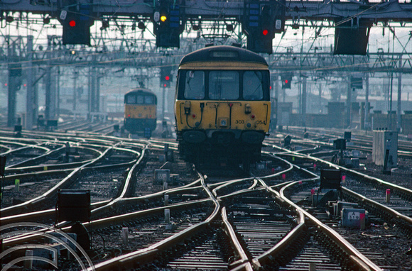 3599. 303054. Approaching the station. Glasgow Central. 27.11.93