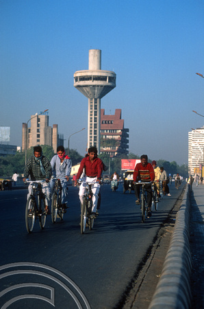 T9691. Traffic on the Nehru bridge. Ahmedabad. Gujarat. India. 15.02.2000.