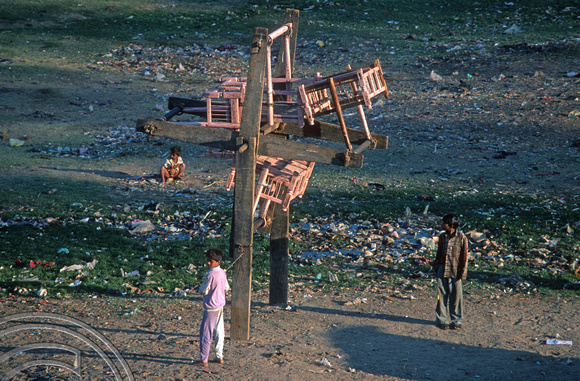 T9689. Childrens swing in a shanty by the river. Ahmedabad. Gujarat. India. 15.02. 2000.