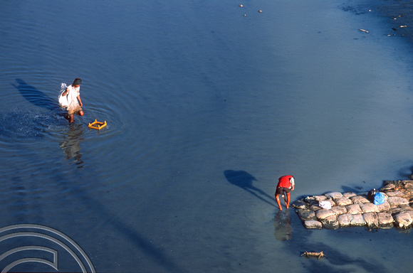 T9692. Scavenging in the polluted Sabarmati river. Ahmedabad. Gujarat. India. 15.02.2000
