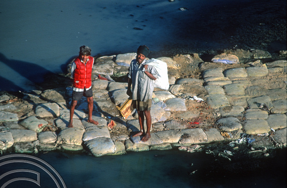 T9694. Scavenging in the polluted Sabarmati river. Ahmedabad. Gujarat. India. 15.02.2000