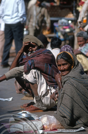 T9710. Begging outside a Hindu temple. Ahmedabad. Gujarat. India. 15.02.2000