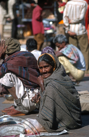 T9712. Begging outside a Hindu temple. Ahmedabad. Gujarat. India. 15.02.2000