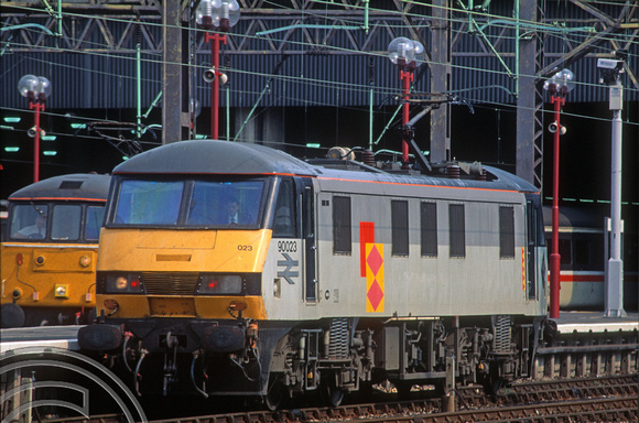 04571. 90023. Leaving light after arriving with a failure. London Euston. 25.04.1995