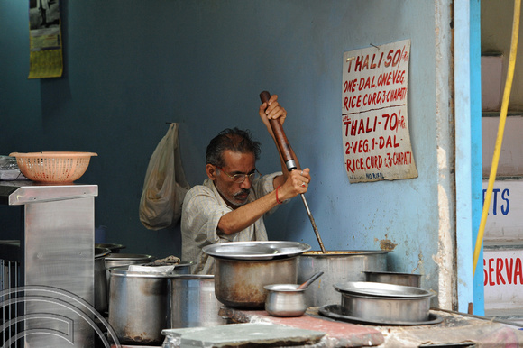DG75742. Cooking. Paharganj. Delhi. India. 1.3.11.