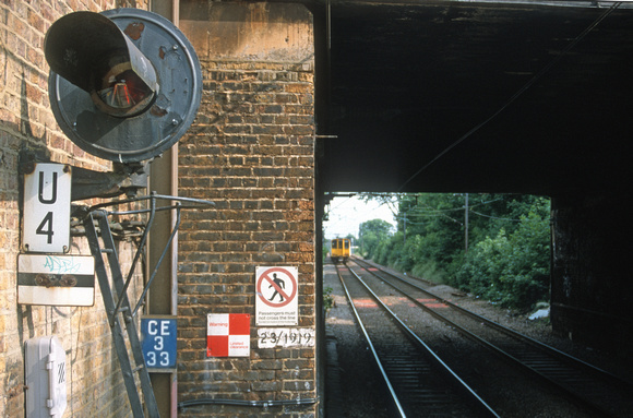 09395. Single aspect signal. Rectory Road. London. 23.06.2001