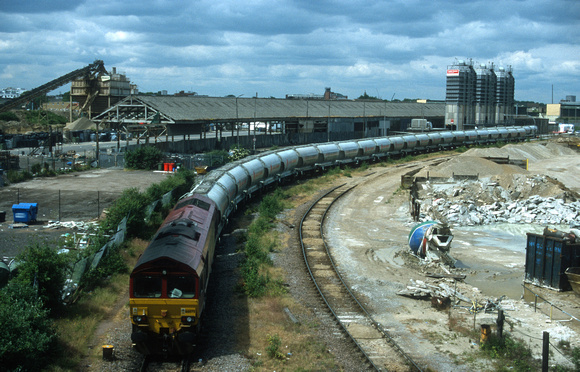 09377. 66075. Ketton cement empties. Kings Cross freight terminal. London. 18.06.2001