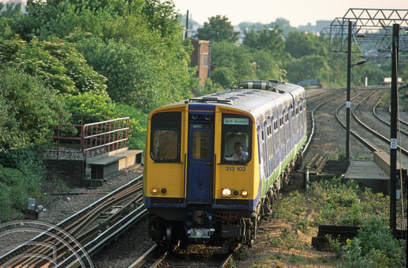 09462. 313103. Richmond - North Woolwich service. Caledonian Rd and Barnesbury. 13.06.2001