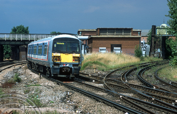 09455. 456004. East Croydon - Victoria service. Streatham Common. 16.07.2001
