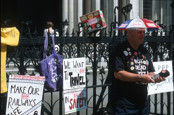 09561. Rail staff protesting about PPP during a case at the High Court. London.  24.07.2001