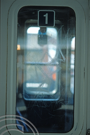 09551. Badly scratched window in a 4-CIG. Clapham. 24.07.2001