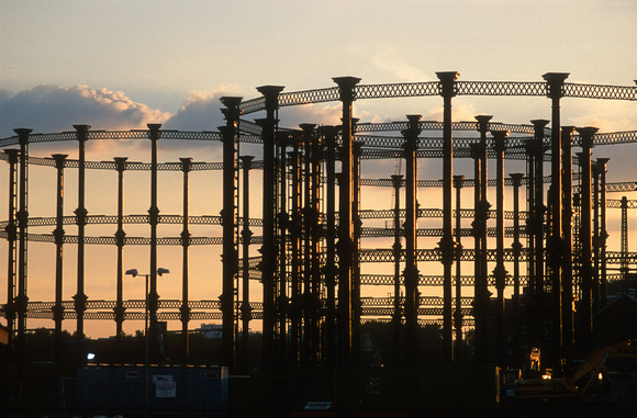 09603. Gasometers awaiting removal to make way for the building of HS1. Kings Cross. 24.07.2001.