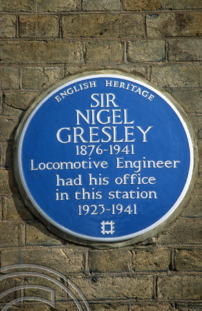 09768. Plaque to Sir Nigel Gresley. London Kings Cross. 27.10.2001