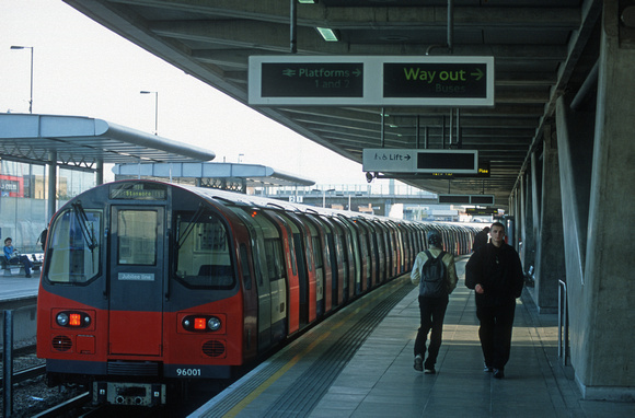 09814. Jubilee line train for Stanmore. Canning Town. 30.10.2001