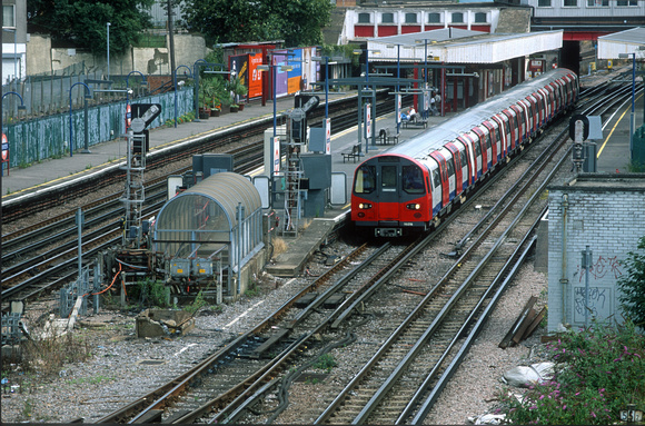 09691. Jubilee line train. Neasden. 23.08.2001