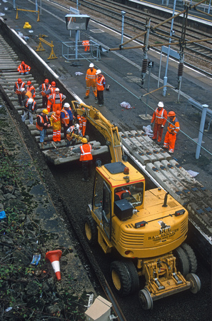 09796. Relaying track in platform 4. Alexandra Palace. 28.10.2001