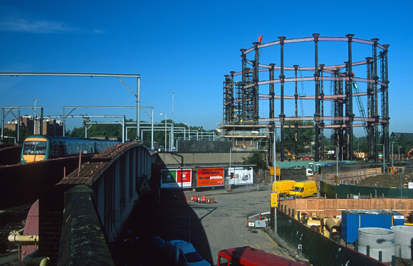 09729. Demolition of the gasometers. London St Pancras.  22.10.2001