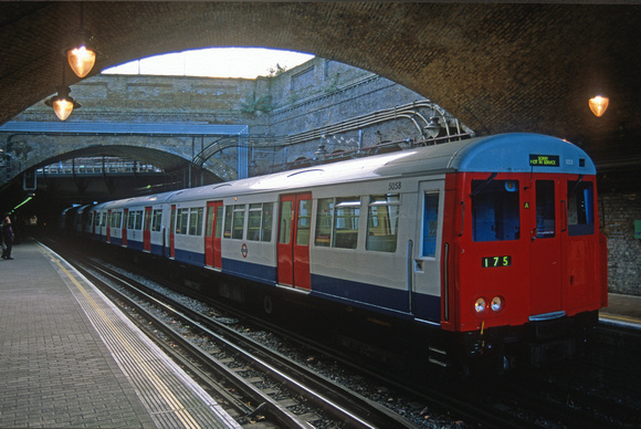 09913. Metropolitan line train. Whitechapel. 06.12.2001