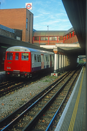 09914. Metropolitan line train. Surrey Quays. 06.12.2001