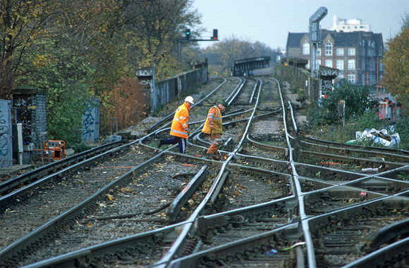 09903. Men working on the complex crossovers. Lewisham. 28.11.2001