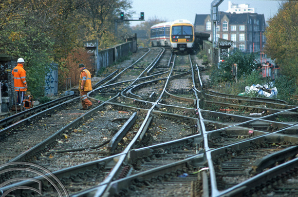 09906. 466012. Men working on the complex crossovers. Lewisham. 28.11.2001