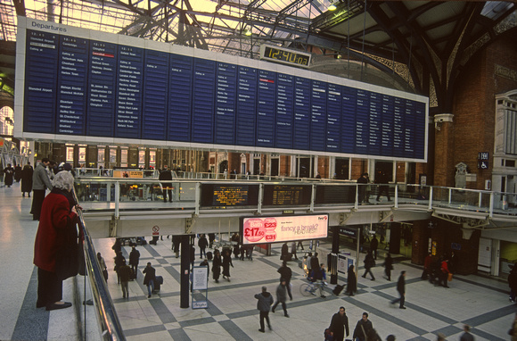 10069. Looking across the concourse. London Liverpool St. 02.01.2002