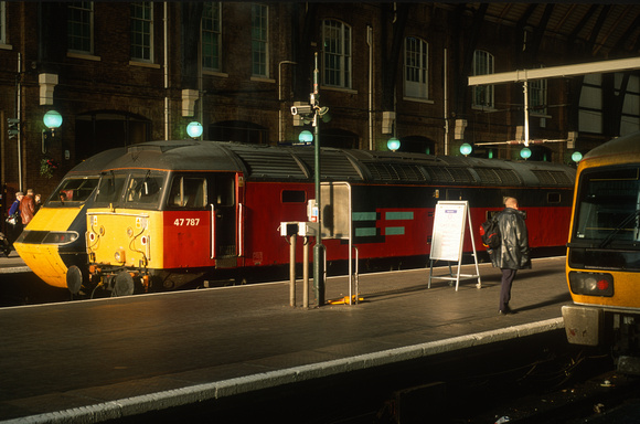 10124. 47787. With a failed GNER train. London Kings Cross. 04.01.2002