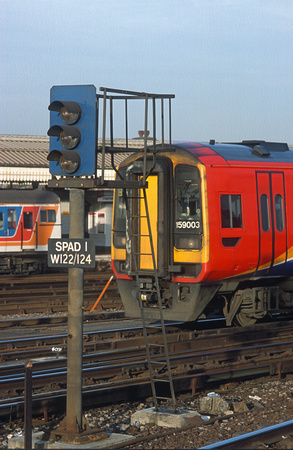 10030. 159003 passing a SPAD repeater signal. Clapham Junction. 20.12.2001