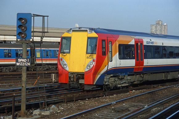 10032. 8026 passing a SPAD repeater signal. Clapham Junction. 20.12.2001