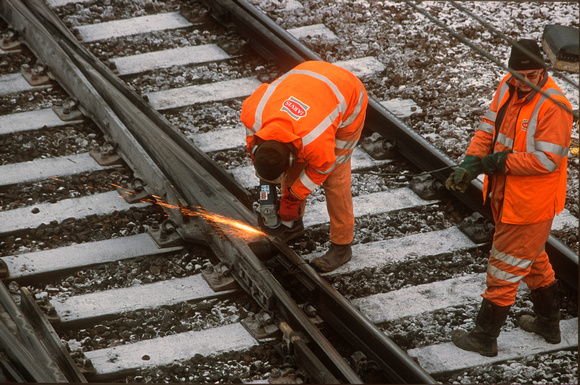 10091. Track workers hand grinding a switch. Peterborough. 03.01.2002