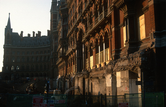 10135. Demolition work at the front of the station. St Pancras. 04.01.2002