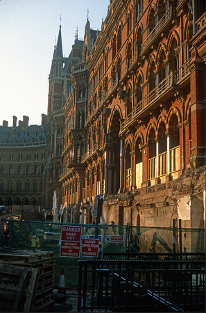 10134. Demolition work at the front of the station. St Pancras. 04.01.2002