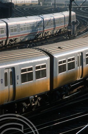 10141. Trains passing. London Victoria. 04.01.2002