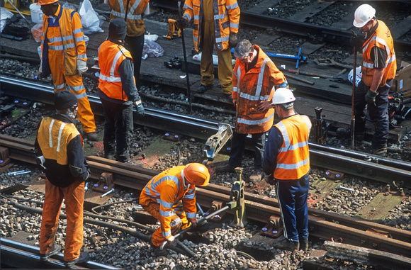 10269. Workers renewing crossings. London Victoria. 24.03.2002
