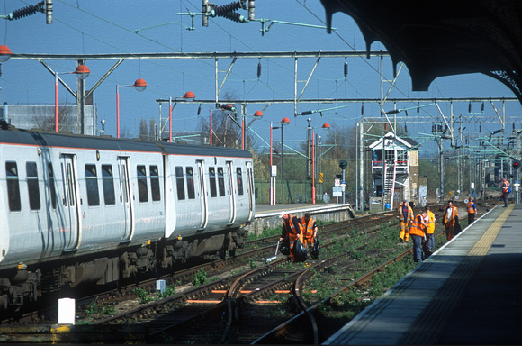 10315. Workers clearing the tracks of rubbish pass 315858. Hertford East. 28.03.2002