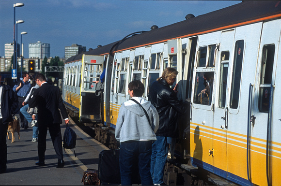 10492. Rush-hour commuters. Clapham Junction. 25.04.2002.