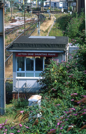 08252. Acton Lane Shunting Frame Signalbox. Willesden. 05.08.2000