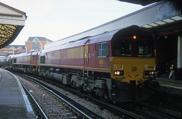 08403. 66145. 66045. Southbound Rover cars. Clapham Junction. 29.10.2000