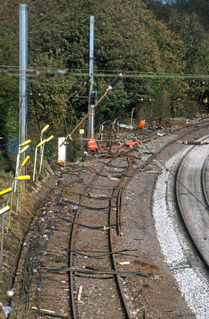 08420. Repairing track at the site of the accident. Hatfield. 31.10.00