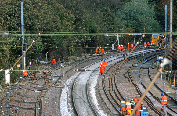 08423. Repairing track at the site of the accident. Hatfield. 31.10.00