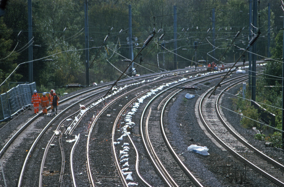 08427. Repairing track at the site of the accident. Hatfield. 31.10.00