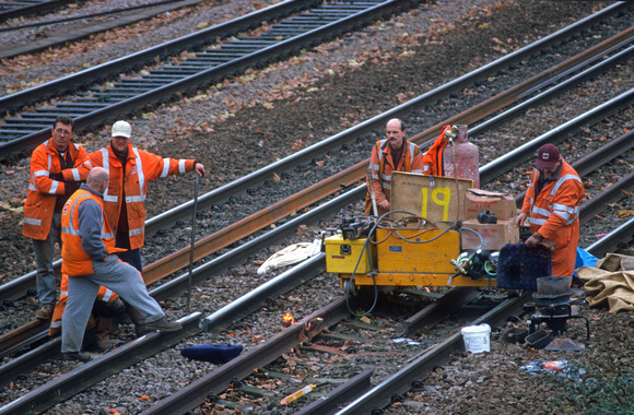 08553. Jervis track gang welding rail. on the Up Fast. Hornsey. 29.11.00