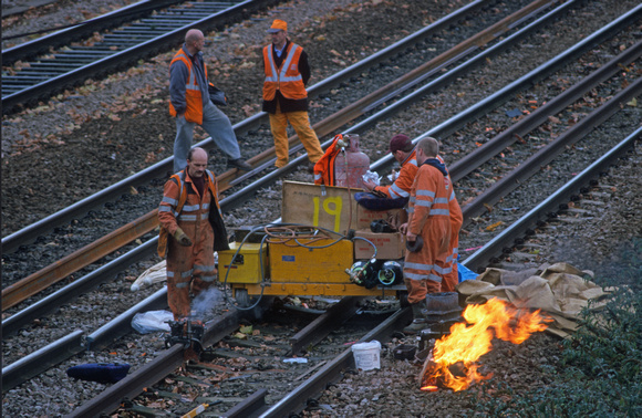 08551. Jervis track gang welding rail. on the Up Fast. Hornsey. 29.11.00