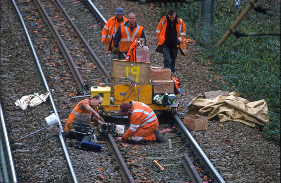 08546. Jervis track gang welding rail. on the Up Fast. Hornsey. 29.11.00