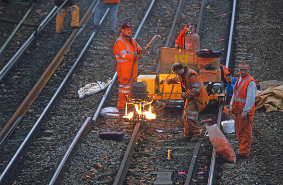 08549. Jervis track gang welding rail. on the Up Fast. Hornsey. 29.11.00