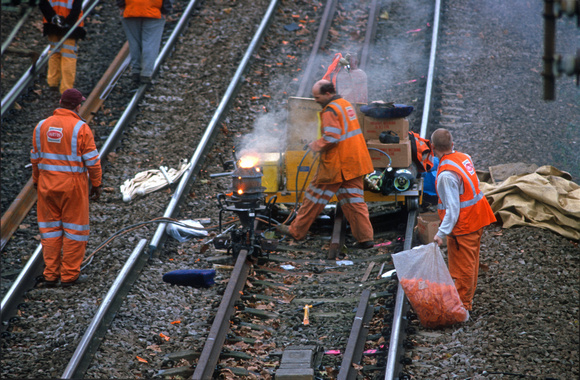 08548. Jervis track gang welding rail. on the Up Fast. Hornsey. 29.11.00