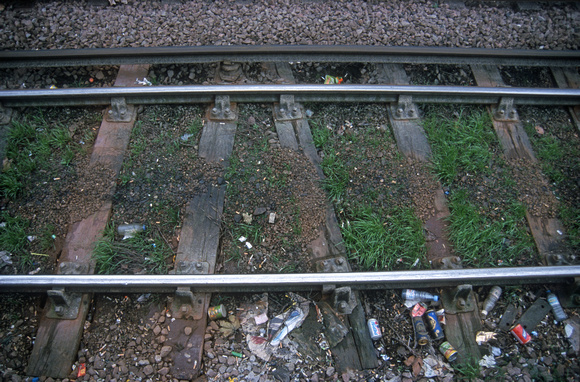 08624. Poor track condition on the Down line line. Highbury and Islington. 27.12.2000.