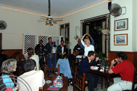 TD01327. Dancing at a cafe. Old Havana. Cuba. 14.1.06.