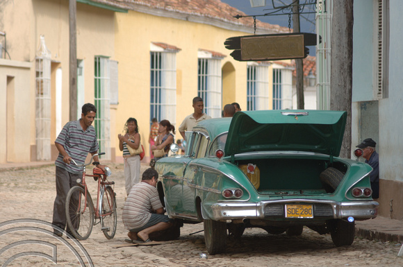 TD01170. Streetlife. Trinidad. Cuba. 05.01.06.